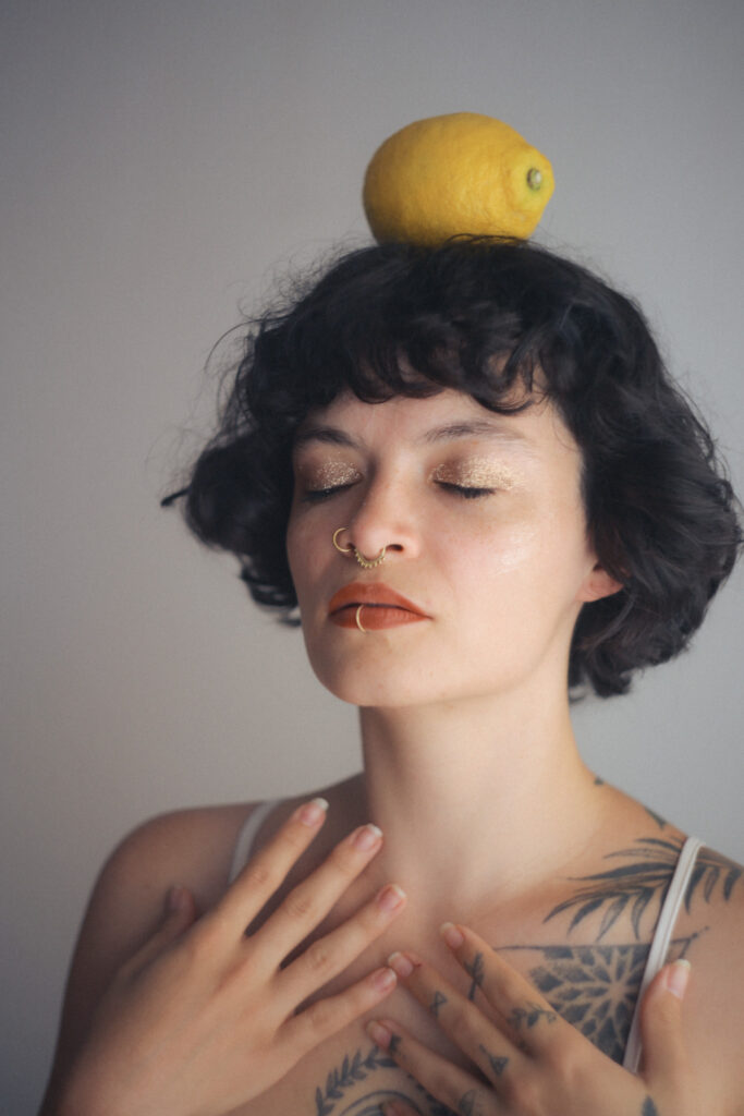 Sesión de fotos íntima con limones