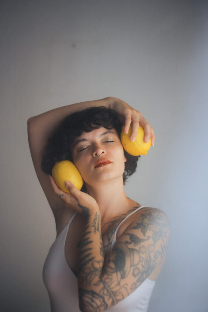 Sesión de fotos íntima con limones