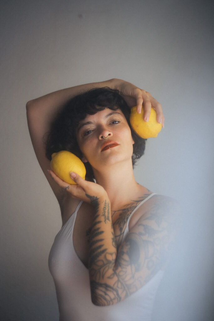 Sesión de fotos íntima con limones