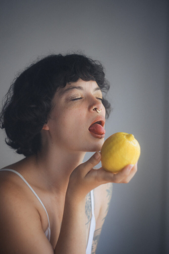 Sesión de fotos íntima con limones