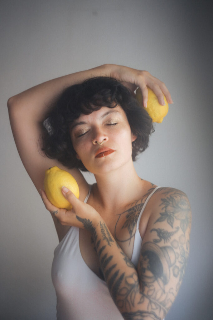 Sesión de fotos íntima con limones