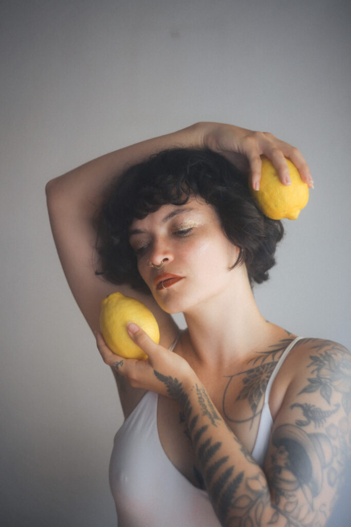 Sesión de fotos íntima con limones
