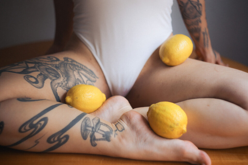 Sesión de fotos íntima con limones