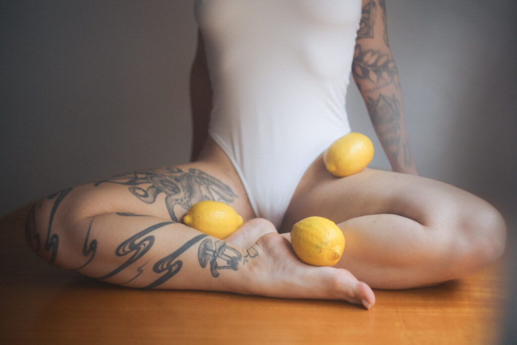 Sesión de fotos íntima con limones