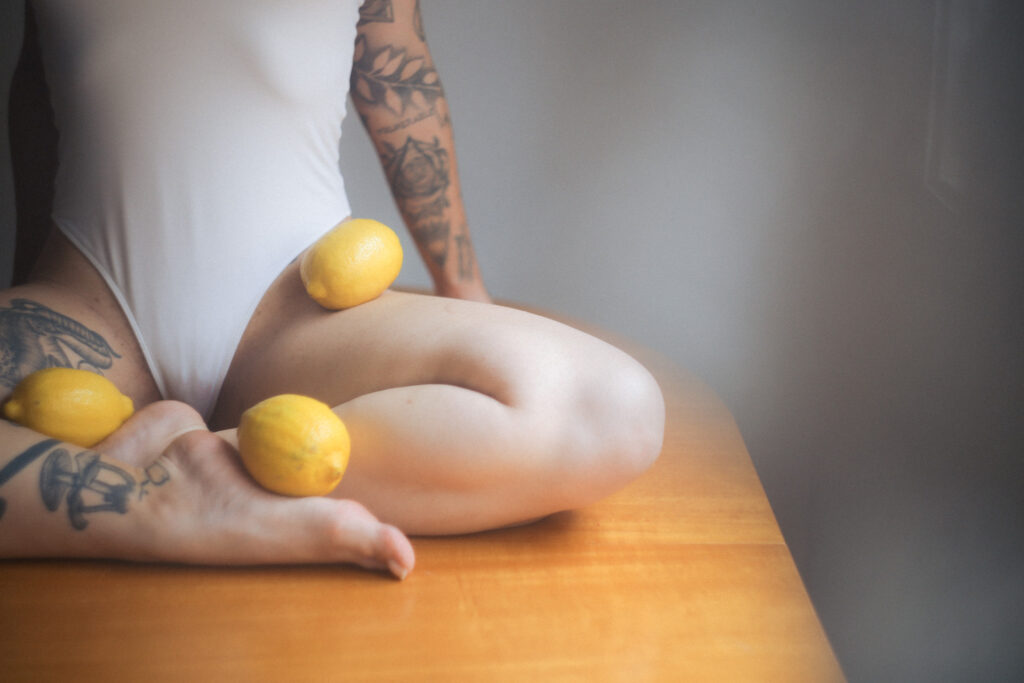 Sesión de fotos íntima con limones