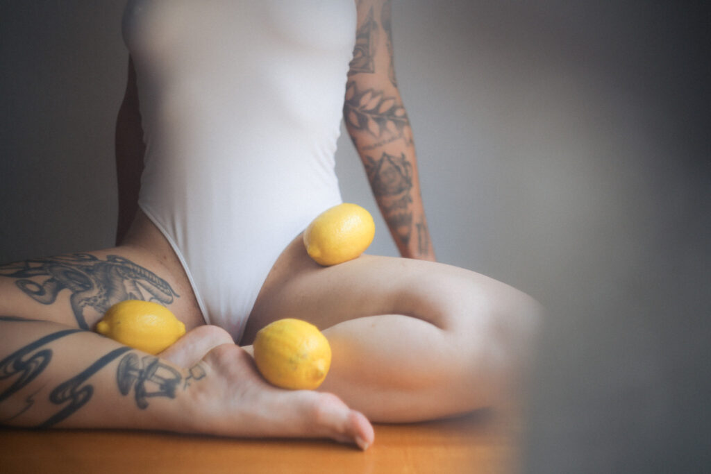 Sesión de fotos íntima con limones