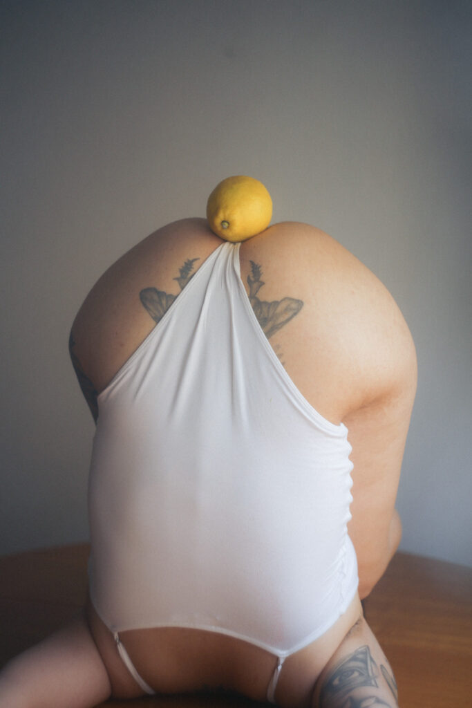 Sesión de fotos íntima con limones